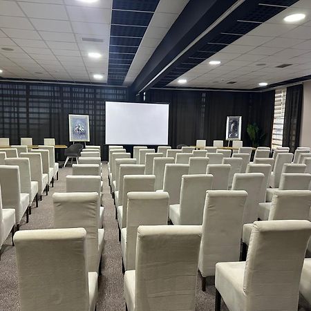 Garnet Hotel & Event Centar Ruma Bagian luar foto