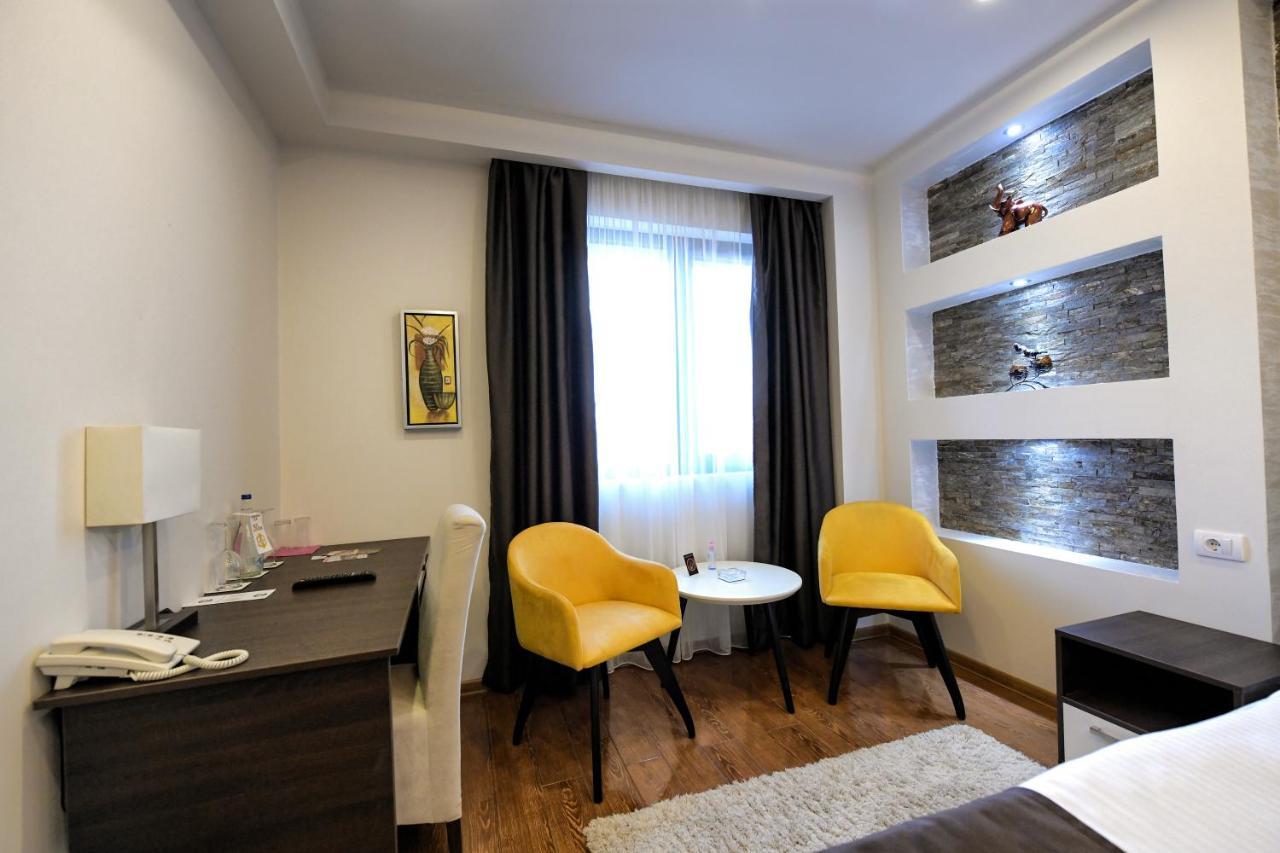 Garnet Hotel & Event Centar Ruma Bagian luar foto