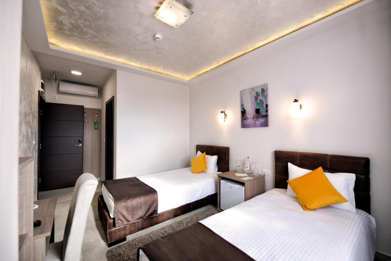Garnet Hotel & Event Centar Ruma Bagian luar foto