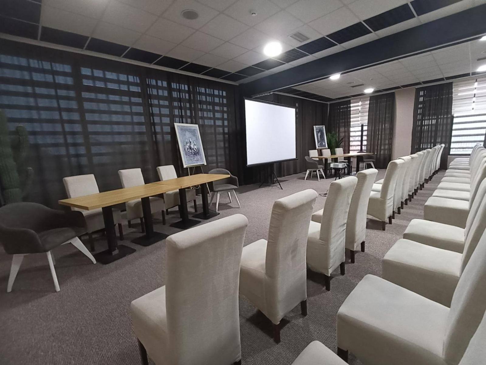 Garnet Hotel & Event Centar Ruma Bagian luar foto