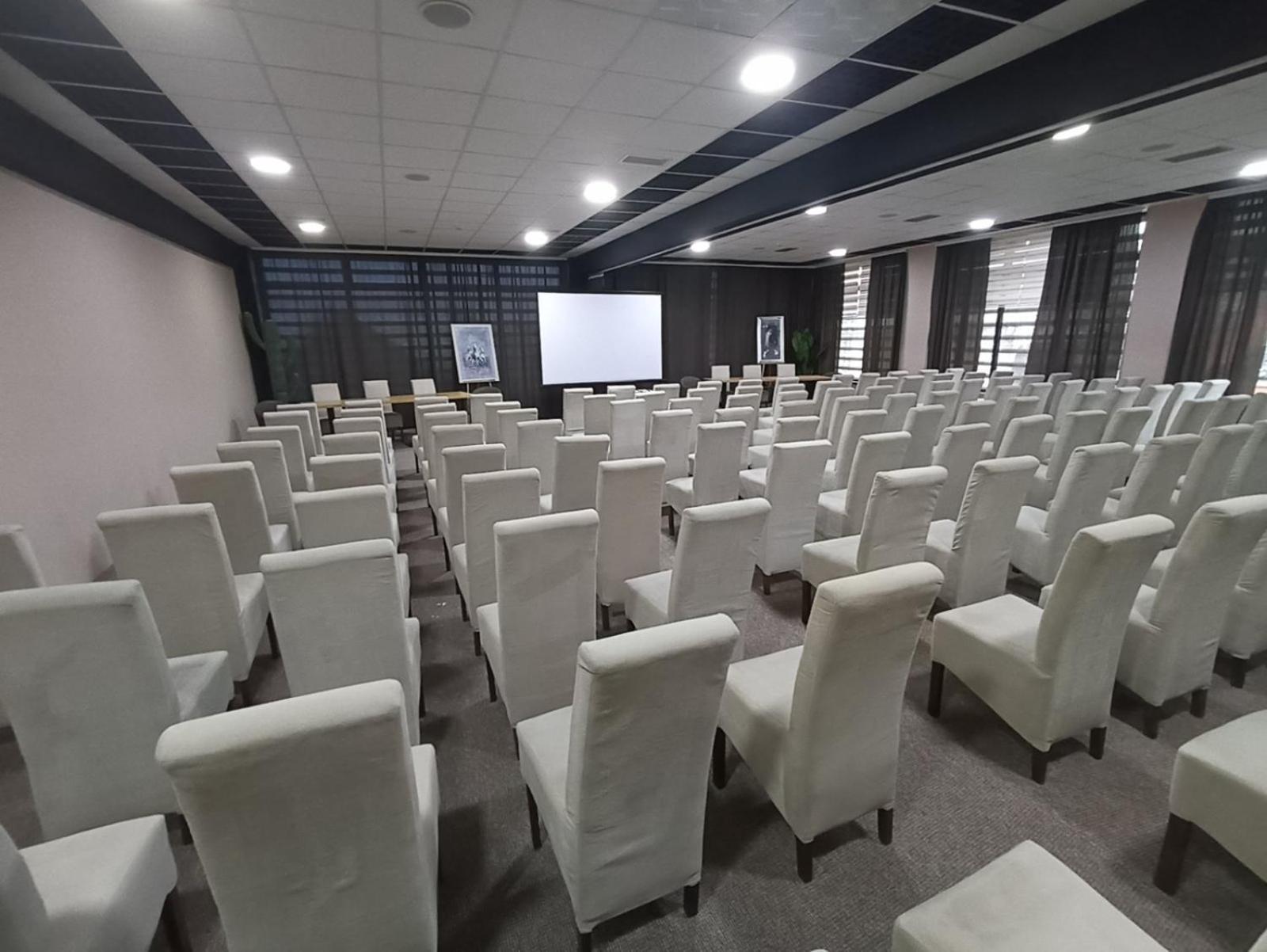 Garnet Hotel & Event Centar Ruma Bagian luar foto