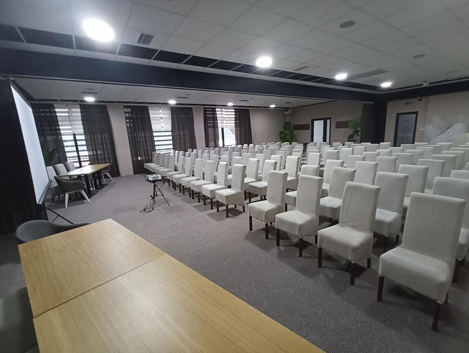 Garnet Hotel & Event Centar Ruma Bagian luar foto