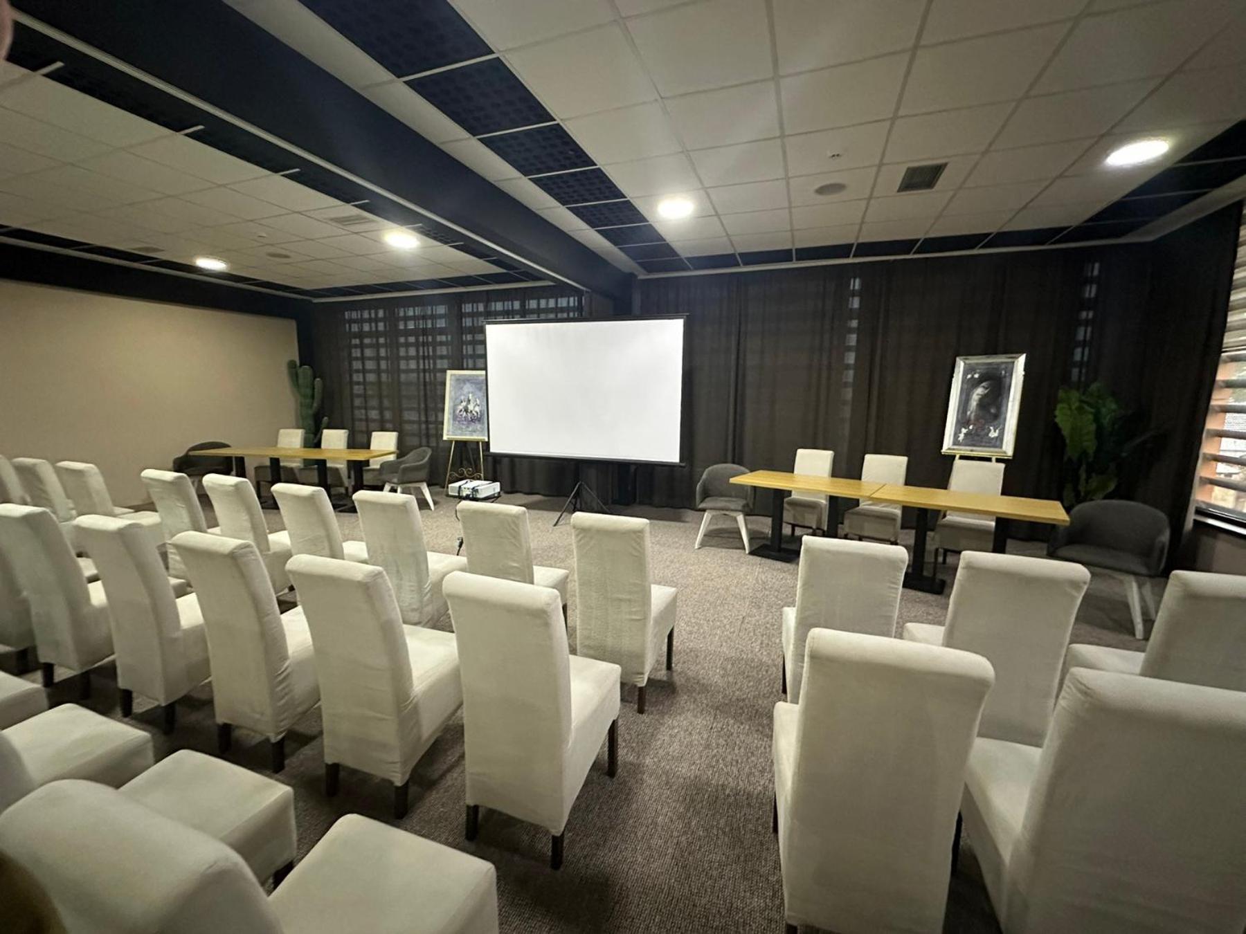 Garnet Hotel & Event Centar Ruma Bagian luar foto