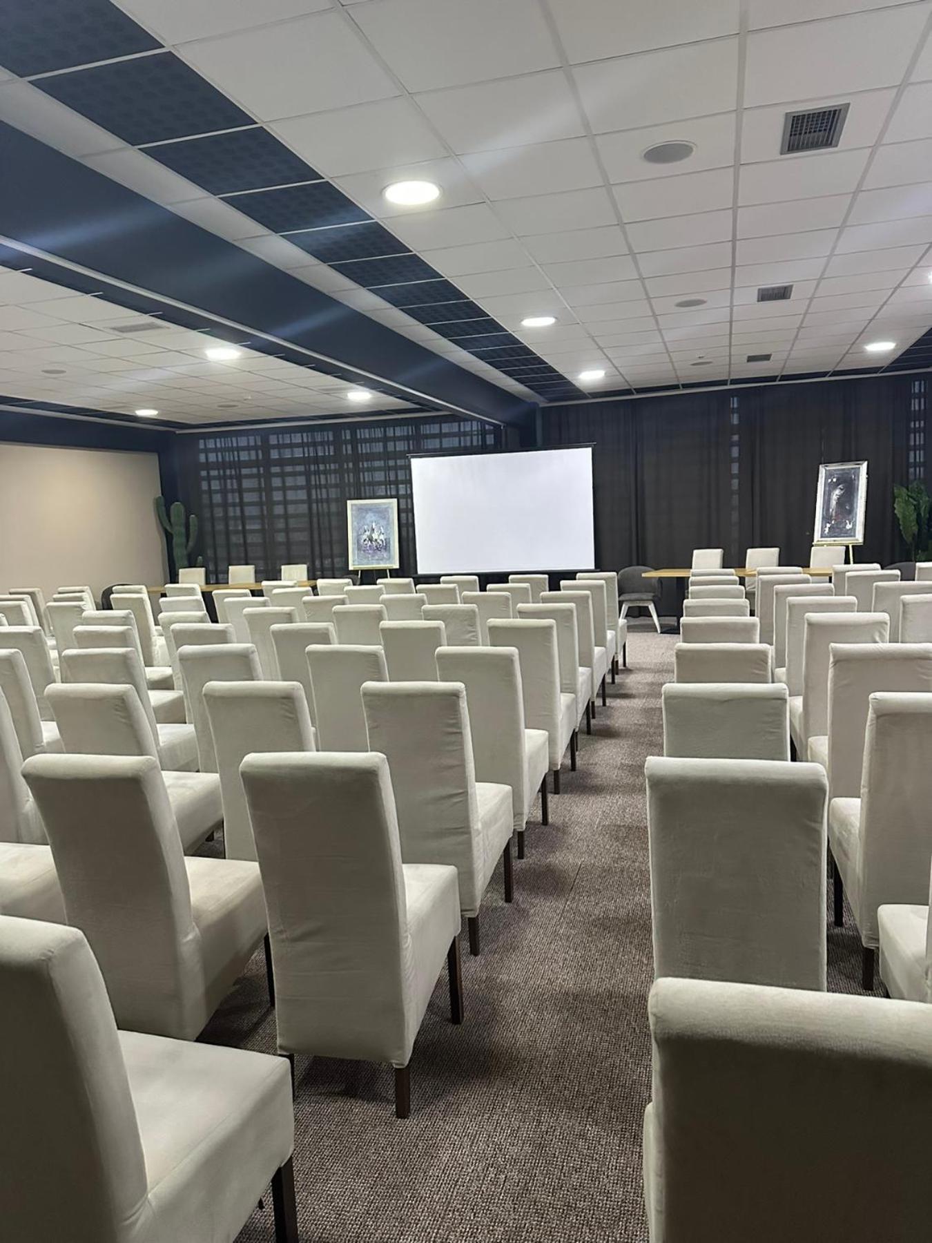 Garnet Hotel & Event Centar Ruma Bagian luar foto