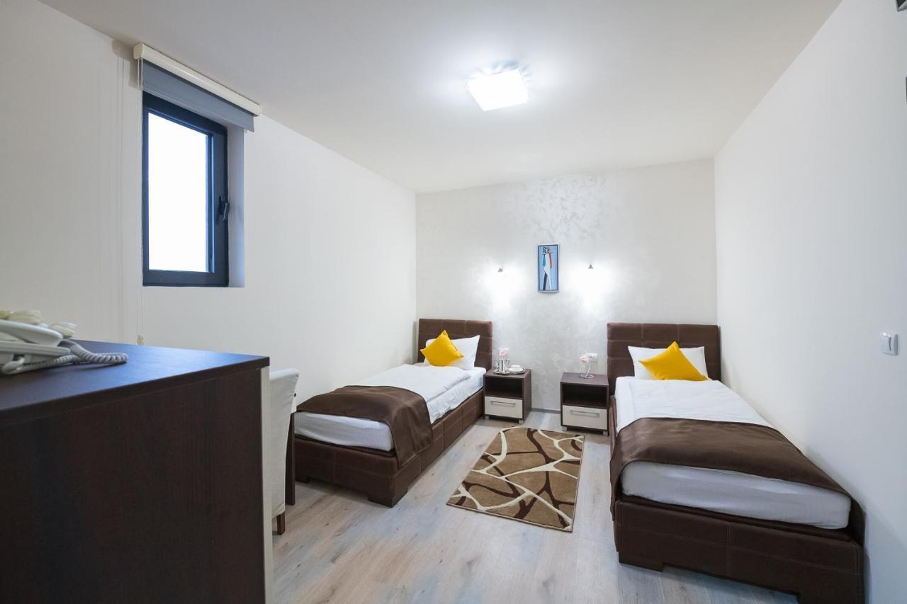 Garnet Hotel & Event Centar Ruma Bagian luar foto