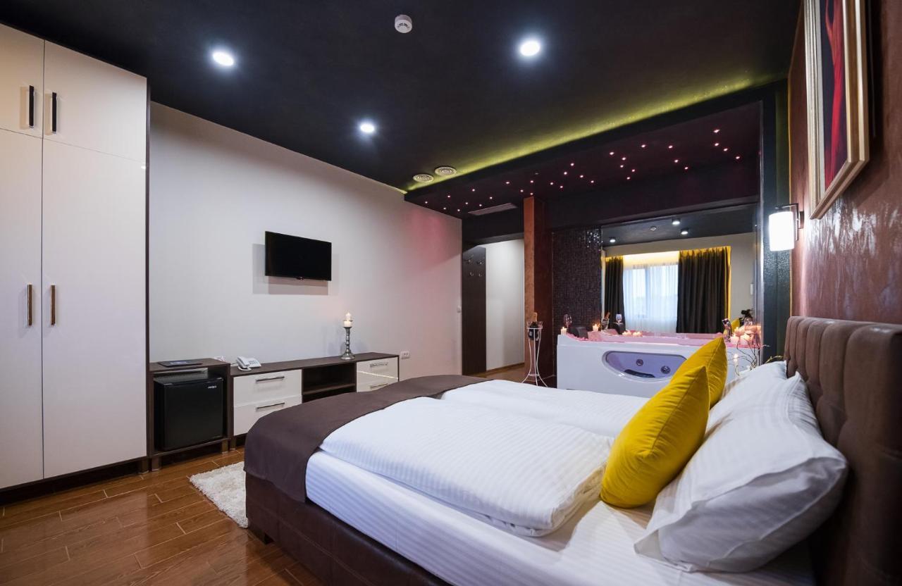 Garnet Hotel & Event Centar Ruma Bagian luar foto